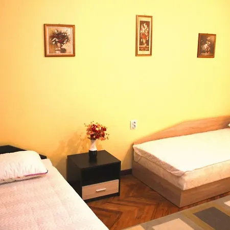 Top Center 3-bedroom Apartment *