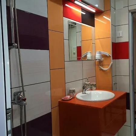 Top Center 3-bedroom דירה *