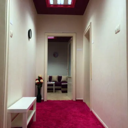 Top Center 3-bedroom וארנה